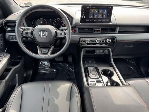 Used 2025 Honda Pilot TrailSport image 15