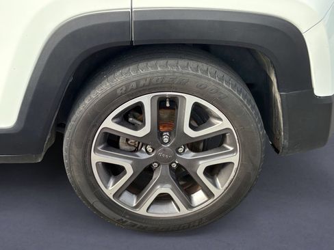 Used 2018 Jeep Renegade Latitude w/ Advanced Technology Group FWD image 5