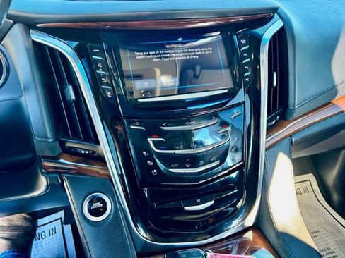 Used 2017 Cadillac Escalade Premium Luxury image 15