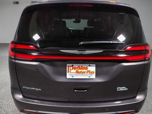 Used 2023 Chrysler Pacifica Touring-L FWD image 8
