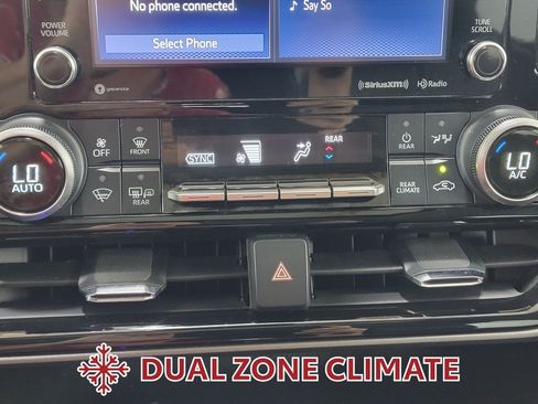 Used 2022 Toyota Highlander XLE AWD/4WD image 23