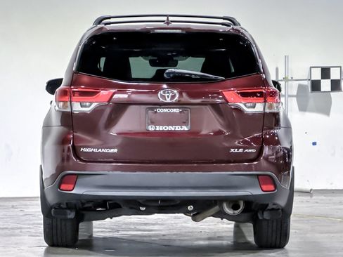 Used 2019 Toyota Highlander XLE w/ Carpet Mat Package (TMS) AWD/4WD image 10