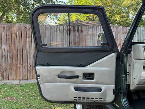 Used 2004 Jeep Wrangler X w/ Convenience Group AWD/4WD image 19