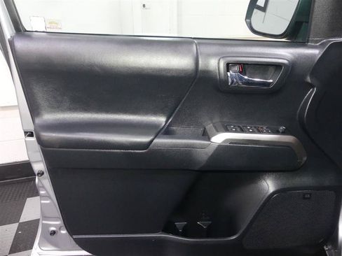 Used 2019 Toyota Tacoma Limited AWD/4WD image 17