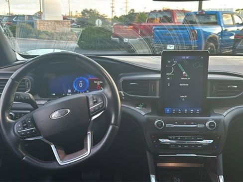 Used 2020 Ford Explorer Platinum w/ Premium Technology Package image 12