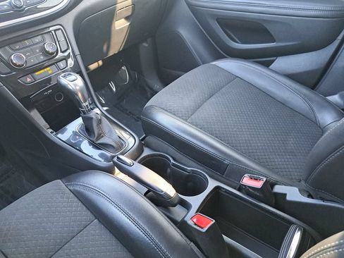 Used 2022 Buick Encore Preferred AWD/4WD image 21