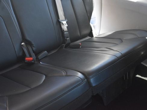 Used 2024 Chrysler Pacifica Touring-L FWD image 29