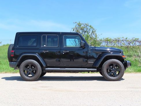 Used 2023 Jeep Wrangler Unlimited Sahara AWD/4WD image 2