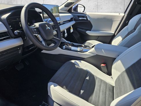 New 2025 Mitsubishi Outlander SE image 6