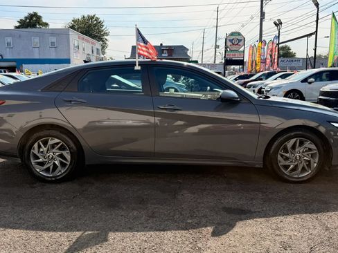 Used 2024 Hyundai Elantra SEL FWD image 11