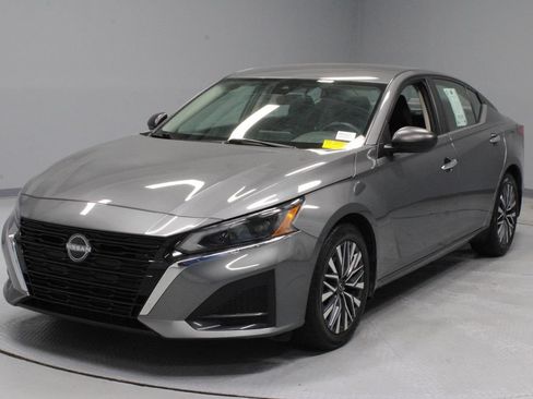 Certified 2024 Nissan Altima 2.5 SV FWD image 6
