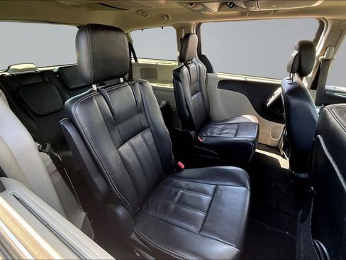 Used 2014 Chrysler Town & Country Touring-L w/ Driver Convenience Group FWD image 18