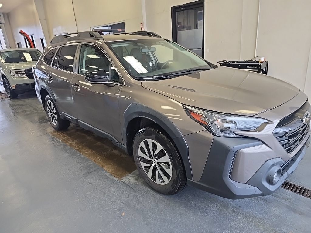 Used 2023 Subaru Outback Premium AWD/4WD image 1