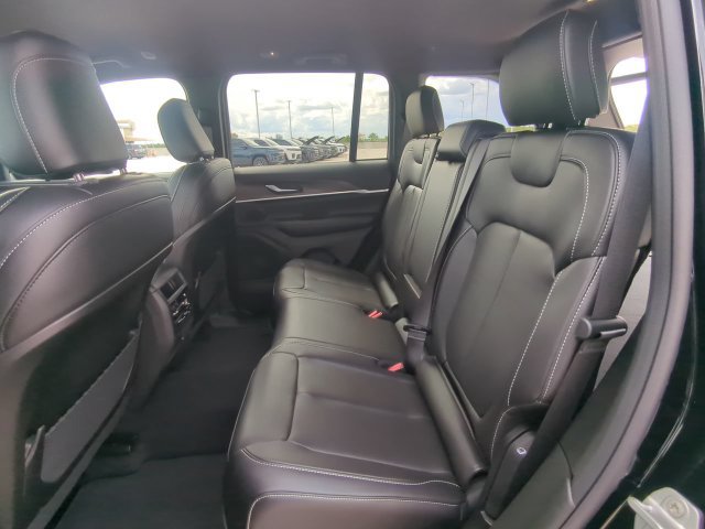 New 2027 Jeep Grand Cherokee Limited RWD image 16
