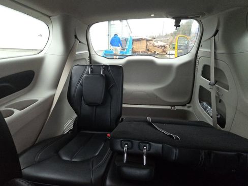 Used 2023 Chrysler Pacifica Touring-L image 13