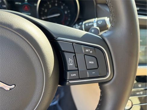 Used 2018 Jaguar XF Premium image 30