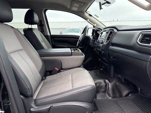 Used 2019 Nissan Titan S image 10