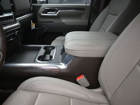 Used 2025 Chevrolet Silverado 3500 LTZ w/ LTZ Convenience Package image 21