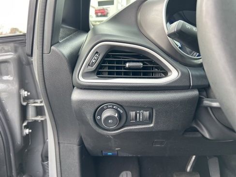 Used 2025 Chrysler Pacifica Select image 26