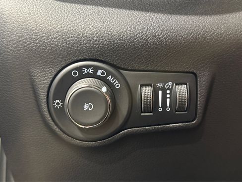 Used 2025 Jeep Compass Limited image 20