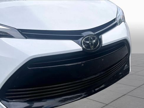 Used 2018 Toyota Corolla LE FWD image 32
