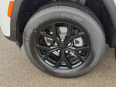 New 2026 Jeep Grand Cherokee Altitude image 7