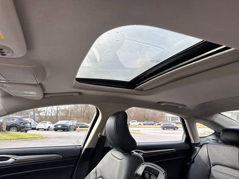 Used 2017 Ford Fusion SE w/ Fusion SE Technology Package image 21