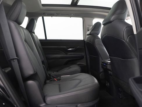 Used 2025 Toyota Grand Highlander AWD image 11