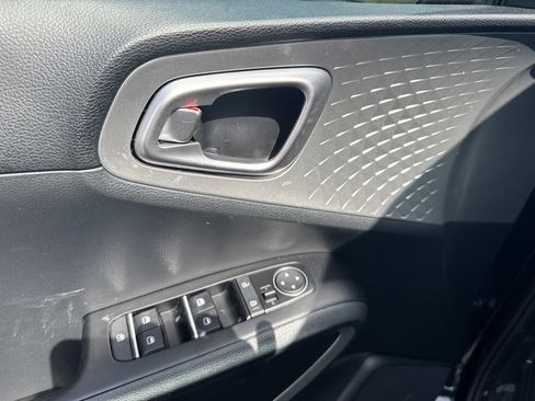 Used 2025 Kia Soul LX w/ LX Technology Package FWD image 12