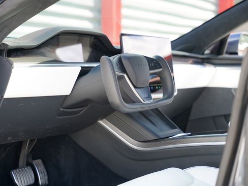 Used 2022 Tesla Model S Plaid image 3