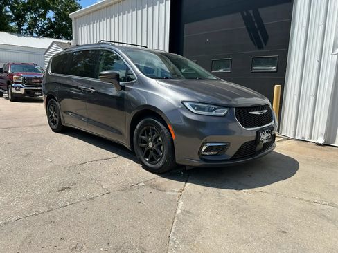 Used 2022 Chrysler Pacifica Touring-L FWD image 2