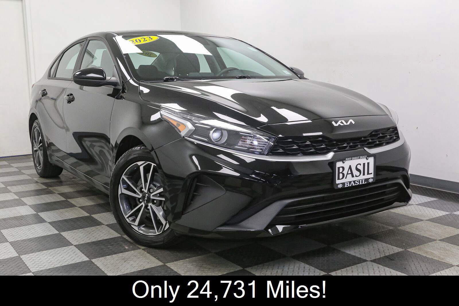 Used 2023 Kia Forte LXS FWD image 2
