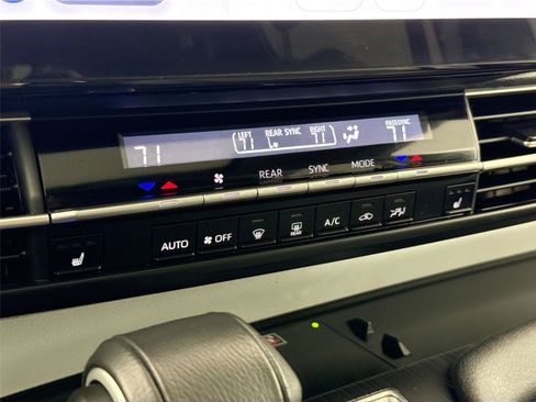 Certified 2025 Toyota Sienna XLE FWD image 27