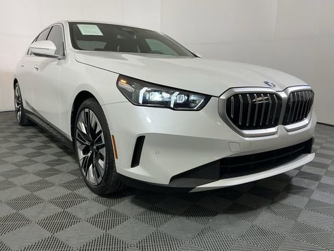 Certified 2025 BMW 530i w/ Premium Package RWD image 4