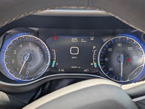 Used 2023 Chrysler Pacifica Touring-L FWD image 13