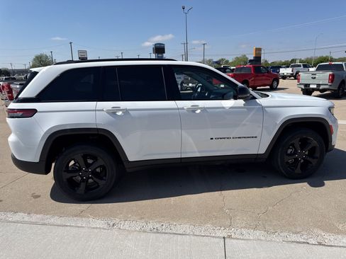 Used 2023 Jeep Grand Cherokee Limited w/ Luxury Tech Group II AWD/4WD image 8