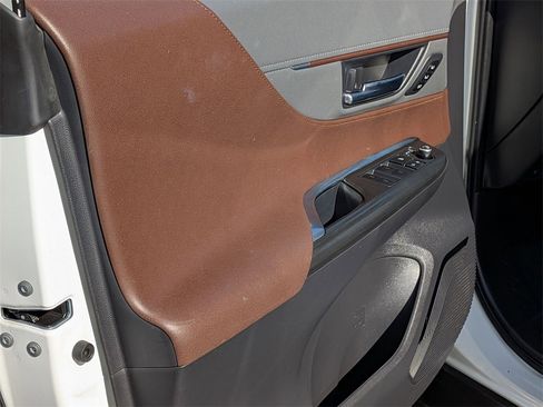 Used 2023 Toyota Venza Limited image 18