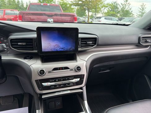 Used 2022 Ford Explorer XLT w/ Equipment Group 202A AWD/4WD image 8