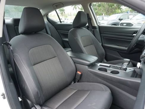 Used 2025 Nissan Altima 2.5 SV FWD image 2