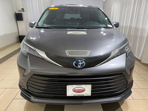 Used 2025 Toyota Sienna XLE w/ XLE Plus Package FWD image 8