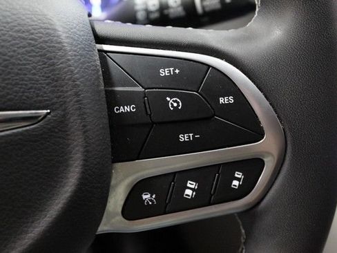 Used 2024 Chrysler Pacifica Touring-L FWD image 23