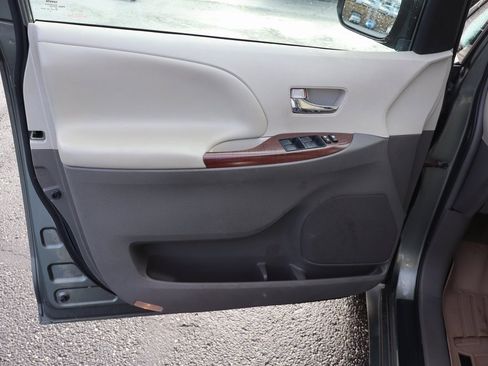 Used 2012 Toyota Sienna XLE image 4