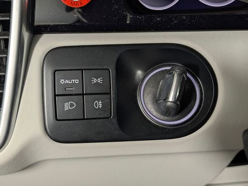 Used 2023 Porsche Cayenne Platinum Edition image 34