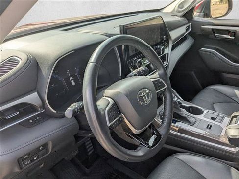 Used 2023 Toyota Highlander Limited FWD image 9