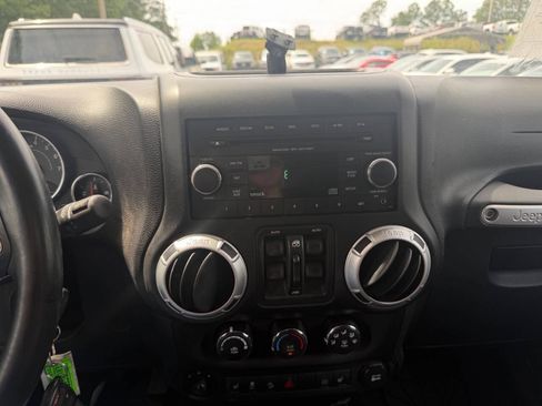 Used 2012 Jeep Wrangler Unlimited Rubicon w/ Dual Top Group AWD/4WD image 18