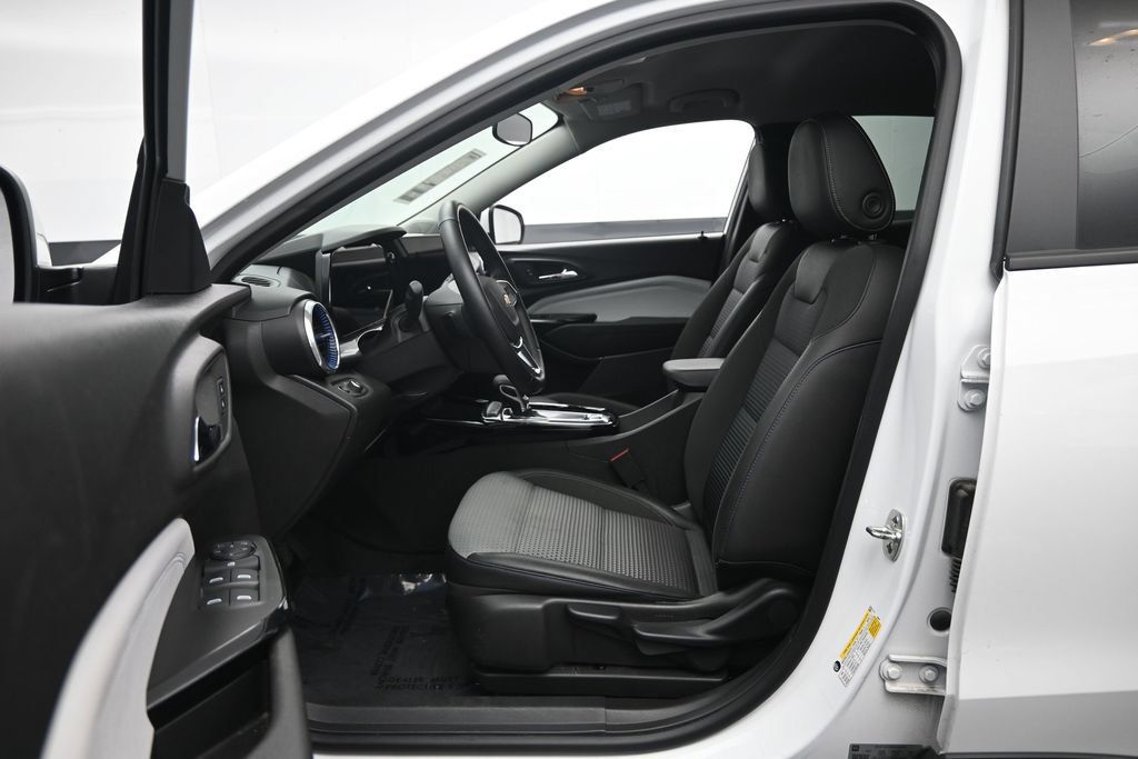 Used 2025 Chevrolet Trax LT w/ LT Convenience Package FWD image 24