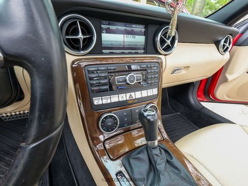 Used 2015 Mercedes-Benz SLK 250 image 28