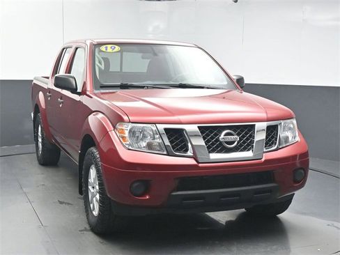 Used 2019 Nissan Frontier SV image 2