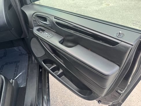 Used 2018 Dodge Grand Caravan SE image 2