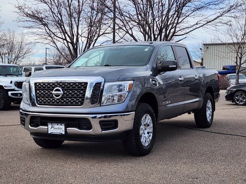 Used 2017 Nissan Titan SV image 4
